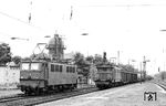 Im Bahnhof Merseburg überholt 244 103 (Bw Leipzig-Wahren) die wartende 242 130 des Bw Weißenfels. (05.08.1984) <i>Foto: Thomas Fischer</i>
