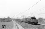 254 016 (Bw Engelsdorf) passiert mit Dg 43485 die Blockstelle Azmannsdorf (im Hintergrund) östlich von Erfurt. Die Blockstelle wurde im Oktober 2001 vom Netz genommen, 254 016 war da schon 13 Jahre ausgemustert. (25.04.1987) <i>Foto: Thomas Fischer</i>