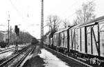 In Borsdorf erwischte der Fotograf eine schon damals sehr seltene Begegnung von zwei mit E 94 bespannten Güterzügen. Die Engelsdorfer 254 021 (rechts) ist auf dem Weg zurück in die Heimat, während ihre Schwestermaschine 254 154 mit einem Güterzug Richtung Wurzen unterwegs ist. (24.01.1984) <i>Foto: Thomas Fischer</i>