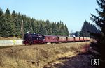 Vor den erst seit kurzem funktionslos gewordenen Grenzanlagen bei Sorge rollt 99 7235 mit P 14445 nach Benneckenstein vorbei. (24.02.1990) <i>Foto: Wolfgang Bügel</i>