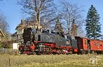 99 7244, eine Neubaulok von LKM Babelsberg aus dem Jahr 1956, in Elend. Sie gehörte zu einer Serie von 17 Lokomotiven, die zum Ersatz des teilweise überalterten Lokomotivbestands der Harzquer- und Brockenbahn sowie der Schmalspurbahn Eisfeld–Schönbrunn ab 1954 beschafft wurde. 99 7244 war während ihrer gesamten Einsatzzeit im Harz unterwegs. (24.02.1990) <i>Foto: Wolfgang Bügel</i>