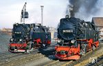 99 7246 und 99 7244 in der Lokeinsatzstelle Wernigerode. Beide Loks waren seit ihrer Indienststellung im Jahr 1957 im nahen Bahnbetriebswerk Wernigerode-Westerntor stationiert. (24.02.1990) <i>Foto: Wolfgang Bügel</i>