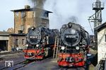 Die Harzquerbahn verbindet seit März 1899 als Schmalspurbahn in Meterspur die Städte Nordhausen in Thüringen und Wernigerode in Sachsen-Anhalt. Nach dem Ende der DDR wurde am 19. November 1991 die „Harzer Schmalspurbahnen GmbH (HSB)“ als nichtbundeseigenes Eisenbahnunternehmen von den Landkreisen Harz und Nordhausen, sechs an der Strecke liegenden Kommunen sowie der Kurbetriebsgesellschaft Braunlage gegründet. Das Netz besteht aus den drei Einzelstrecken Harzquer-, Selketal- und Brockenbahn. Die Anfangsbuchstaben dieser Strecken ergeben 'HSB', was dem abgekürzten Namen des Unternehmens entspricht. In der Übergangszeit zwischen DR und HSB warten 99 7232 und 99 7244 in Wernigerode auf neue Einsätze.  (24.02.1990) <i>Foto: Wolfgang Bügel</i>