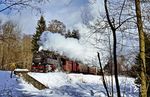 Anfang März 1990 kehrte im Harz nochmals kurz der Winter zurück. 99 7239 ist mit P 14407 kurz vor Drei Annen Hohne unterwegs. (03.03.1990) <i>Foto: Wolfgang Bügel</i>