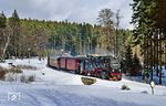 99 7239 hat mit P 14407 soeben den Bahnhof Drei Annen Hohne verlassen und ist Richtung Elend unterwegs. Links verläuft das Gleis zum Brocken, das damals noch in Schierke endete. (03.03.1990) <i>Foto: Wolfgang Bügel</i>