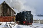 99 7237 mit einem der damals schon selten gewordenen Güterzüge auf der Harzquerbahn in Benneckenstein. (03.03.1990) <i>Foto: Wolfgang Bügel</i>