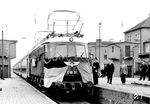 E 18 31 vom Bw Leipzig Hbf West war Zuglok der Sonderzuges anlässlich der Eröffnung des durchgehenden elektrischen Zugbetriebs zwischen Dessau und Leipzig. Neben der geschmückten Front stand auf der Seite: "Die Eisenbahner der RBD Halle verpflichten sich zu Ehren des V. Parteitages die Strecke Schkeuditz - Gröbers sofort zu elektrifizieren." Der Abschnitt Leipzig–Halle folgte dann tatsächlich am 20. Dezember 1958. (09.06.1958) <i>Foto: Slg. Michael Malke</i>