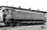 Von der Baureihe E 21 wurden 1926 zwei Prototypen von AEG für die Deutsche Reichsbahn entwickelt, die im Zusammenhang mit der Erprobung verschiedener Antriebs- und Laufwerkskonzepte entwickelt wurden. Der Kleinow-Federtopfantrieb, das AEG-Kleinow-Gestell sowie die Peyinghaus-Achslagerung, mit dem diese Maschinen ausgerüstet waren, wurden bis 1945 zum Standard bei allen schnellfahrenden deutschen elektrischen Lokomotiven. Die beiden Lokomotiven hatten einen asymmetrischen Aufbau. Das vordere Ende mit der senkrechten Stirnwand stützte sich auf ein zweiachsiges Drehgestell ab. Die vier Treibachsen waren im Hauptrahmen gelagert. Der hintere Führerstand besaß einen kurzen, halbhohen Vorbau. Im Herbst 1926 nahm die Deutsche Reichsbahn im Bw Leipzig Hbf West den Versuchsbetrieb mit E 21 01 auf. Von April 1927 bis Februar 1945 war sie im regulären Betriebsdienst in der Rbd Breslau im Einsatz, zuletzt beim Bw Schlauroth. Von der SMA beim Bw Leipzig Hbf West beschlagnahmt, rollte die Lok 1946 als Reparationsgut in die Sowjetunion. 1952 kehrte sie von dort zurück, stand über Jahre im Schadlokpark des Raw Dessau/Lager Magdeburg-Buckau abgestellt und wurde nach der Aufarbeitung am 13.02.1960 dem Bw Halle (Saale) P, ab 04.04.1960 dem Bw Leipzig Hbf West zugeteilt. An der Lok hatte man jedoch keine Freude, schon im Oktober 1960 musste sie schadhaft abgestellt werden. Schließlich verfügte die HvM am 2. August 1966 die Ausmusterung. Gerhard Illner fotografierte die Lok vor der Z-Stellung im August 1962 in ihrer Heimatdienststelle.  (29.01.1962) <i>Foto: Gerhard Illner</i>