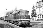 Zwischen 1970 und 1982 wurden insgesamt 873 Lokomotiven der aus der damaligen Sowjetunion in die DDR importierten Baureihenfamilie 130-132 von der Deutschen Reichsbahn in Dienst gestellt. Für die Maschinen der Reihe 132, die den weitaus größten Anteil bildeten, setzte die DR eine „normative Nutzungsdauer“ von 20 Jahren an. 132 003, die im Januar 1974 in Erfurt in Dienst gestellt wurde, schaffte immerhin 35 Jahre. Hier fährt die mittlerweile zum Bw Eisenach gehörende Lok durch den Bahnhof Seebergen östlich von Gotha. (29.03.1987) <i>Foto: Thomas Fischer</i>
