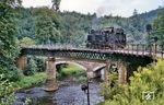 99 778 ist im Bahnhof Wilischthal mit Rangierarbeiten beschäftigt. Das über die Zschopaubrücke führende Streckengleis nach Thum wird dabei zum Umsetzen benutzt. (10.08.1967) <i>Foto: Robin Fell</i>