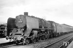 03 242 mit Behelfsrauchkammertür (Bw Magdeburg Hbf) hat im Bahnhof Helmstedt den D 1009 (Aachen – Berlin Stadtbahn) übernommen. Aufgrund der Ereignisse am 13.8.1961 (Mauerbau) hatte das Bw Magdeburg Hbf (MgH) seine dominierende Rolle im Interzonenverkehr Helmstedt – Berlin verloren. Das MfS drängte auf den Einsatz von West-Berliner Personal und die DR zog dafür 25 Lok der BR 01 beim Bw Ostbahnhof zusammen. Bis zum Zeitpunkt der Aufnahme hatte das Bw MgH bereits 10 Tfz BR 01 nach Berlin abgeben müssen, fünf weitere sollten folgen. Das erklärt, weshalb hier noch eine 03 unterwegs war, die den Lasten im Interzonendienst von bis zu 600 t eigentlich nicht gewachsen war. Bis 1967 blieben die Magdeburger danach vom Interzonenverkehr nach Berlin ausgeschlossen.  (20.08.1961) <i>Foto: Bernd Kappel</i>