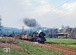 Rückblende: Vor 40 Jahren war die schöne Holzbrücke über die Flöha noch ohne störenden Bewuchs umsetzbar, als 50 3543 mit dem Ng von Karl-Marx-Stadt nach Pockau-Lengefeld durch Hohenfichte fuhr. (25.04.1982) <i>Foto: Joachim Schmidt</i>