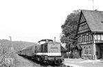 Versuchsweise erhielten 1972 drei DR 110-Dieselloks einen stärkeren 1200-PS-Dieselmotor, was zu einer verbesserten Traktionsleistung der Loks führte. Zwischen 1981 und 1990 erfolgte der Umbau von rund 500 Lokomotiven auf 1200 PS (883 kW) im Raw Stendal. Da die 1200 PS auf Strecken in den Mittelgebirgen durchaus noch zu wenig waren, wurden immer wieder Versuche mit weiterentwickelten Motoren und Getrieben gemacht. Zunächst wurden Motoren mit 1400 PS (1029 kW) Nennleistung und zwei Kühlkreisläufen eingebaut, was dem Nummernschema der DR entsprechend zur Einordnung in die Baureihe 114 führte. Mit dieser Leistung waren die Motoren vorerst am Limit angelangt, eine Folge war die Neigung zu Kolbenfressern und insgesamt mehr Verschleiß sowie Störanfälligkeit. Die 1984 zur 114 401 umgebaute 110 401 des Bw Saalfeld (Saale) ist hier mit GmP 69455 auf der eingleisigen Nebenbahn Orlamünde - Pößneck unt Bf in Langenorla Ost eingetroffen. (21.09.1985) <i>Foto: Thomas Fischer</i>