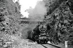 50 2407 der Est Döbeln mit N 62335 (Döbeln Hbf - K-M-Stadt-Hilbersdorf) am Südportal des 1990 abgetragenen Saalbachtunnels zwischen Waldheim und Mittweida. (11.08.1982) <i>Foto: Thomas Fischer</i>