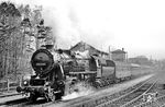 Am 17. April 1982 veranstaltete der BV Cottbus des DMV eine Sonderfahrt durch die Oberlausitz anlässlich des Jubiläums "40 Jahre Kriegslok der Baureihe 52". Zu diesem Anlass wurden die Windleitbleche an der Zittauer 52 1630 abgeschraubt und das Nummerschild auf 52 630 geändert und fertig war eine alte 52er. Hier verlässt der Sonderzug P 22566 den Bahnhof Cunewalde. (17.04.1982) <i>Foto: Thomas Fischer</i>