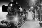 52 8149 (ex 52 3839, Krenau, Baujahr 1944) am frühen Morgen um 5.50 Uhr mit dem P 6482 in Elsterwerda, der nach 3 Minuten den Bahnhof Elsterwerda Biehla erreichen wird und dort auch schon wieder endet. (07.02.1982) <i>Foto: Thomas Fischer</i>