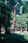 Das Ausfahrsignal B in Richtung Mehlem zeigt im Bahnhof Rolandseck Hp 1. Der Zug darf nun mit der im Fahrplan zugelassenen Geschwindigkeit vorbeifahren. Der Bahnhof Rolandseck ging 1858, zunächst als Endbahnhof der Strecke aus Bonn, in Betrieb. Mit der Verlängerung der Strecke Richtung Süden wurde aus dem Endbahnhof ein Durchgangsbahnhof und es entfiel seine bahnbetriebliche Bedeutung. In der Folge wurden die Bahnanlagen sukzessive zurückgebaut. Zum 20. September 1965 wurde der Bahnhof zu einem Haltepunkt zurückgestuft. Betrieblich war er nun nur noch eine Blockstelle. Überholungsgleise gab es nicht mehr und für den Verkehr hatte er nur noch lokale Bedeutung.  (1954) <i>Foto: Carl Bellingrodt</i>