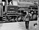 Die kesse Zugführerin wird im Bahnhof Halberstadt vom Personal der 50 3552 bereits erwartet. Lt. Duden ist 'kess' keine Beleidigung, sondern bedeutet: Jung, hübsch und dabei unbekümmert, lebenslustig. (05.1986) <i>Foto: Wolfgang Löckel</i>