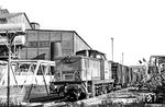 Am "Tag des Eisenbahners" 1988 rangiert die Stralsunder 106 435 (LEW, Baujahr 1968) in einem Anschluss gegenüber des Bw. (12.06.1988) <i>Foto: Thomas Fischer</i>