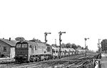 Beim verzweifelten Warten auf eine der letzten Staßfurter 41 kam DR 120 154 vom Bw Güsten mit einem langen Güterzug durch den Bahnhof Förderstedt nahe Staßfurt gefahren. Heute liegt hier nur noch ein Durchgangsgleis. (06.08.1987) <i>Foto: Thomas Fischer</i>