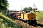 106 827 vom Bw Dresden bei Arnsdorf mit heiß begehrter Ware am Haken: 16 rote Wartburg Tourist, der absolute Traum vieler DDR-Bürger. Wer in der DDR einen neuen Wartburg kaufen wollte, musste bis zu 18 Jahre (!) warten. Der Mittelklasse-Wagen vom Typ 353 (später 353 W), den es auch als Kombi mit der Bezeichnung „Tourist“ gab, war im Arbeiter- und Bauernstaat besonders begehrt. Der Grundpreis des Wartburg 353 lag bei etwa 18.000 DDR-Mark. Zum Vergleich: Ein vollbeschäftigter Arbeitnehmer verdiente Mitte der 1970er Jahre etwa 800 DDR-Mark im Monat. Wer dann ein heißbegehrtes Auto zugeteilt bekam, konnte sich noch lange nicht die Farbe aussuchen.  (23.06.1984) <i>Foto: Thomas Fischer</i>