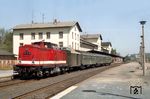 Im Bahnhof Ebersbach (Sachsen) steht auf Gleis 1 der Personenzug nach Zittau mit 112 207 (Bw Zittau) und wartet die Zugkreuzung des aus Zittau kommenden Gegenzuges ab. (05.1990) <i>Foto: Joachim Gampe, Slg. A. Höfig</i>