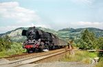 41 1055 mit P 4005 nach Saalfeld bei Kahla. Auf dem weithin sichtbaren Bergkegel grüßt die Leuchtenburg, die einen weiten Rundblick auf das Mittlere Saaletal sowie das Thüringer Holzland gewährt. (12.07.1984) <i>Foto: Thomas Fischer</i>