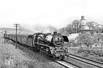 Genauso wie der P 6454 in der Rbd Magdeburg (vgl. Bild-Nr. 98392) war der P 6017/6018 in der Rbd Erfurt eine sichere Leistung der BR 41 vor einem meist reinrassigen LOWA-E5-Mitteleinstiegswagen-Zug. 41 1150 (Bw Saalfeld) fährt hier mit dem P 6018 von Gera nach Göschwitz durch das Örtchen Rutha kurz vor Göschwitz (Saale). (29.04.1983) <i>Foto: Thomas Fischer</i>