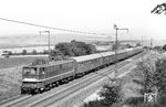 DR 211 001 vom Bw Halle P mit D 1553 bei Niederzimmern östlich von Erfurt. (30.08.1985) <i>Foto: Thomas Fischer</i>