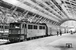 DR 211 022 vom Bw Leipzig West, hier mit P 8214 in Leipzig Hbf, war eine der letzten altgrünen E 11 im Jahre 1985. (31.01.1985) <i>Foto: Thomas Fischer</i>