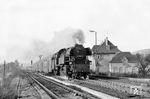 65 1049 (Bw Saalfeld/Saale) verlässt mit einem P 5035 nach Saalfeld den Bahnhof Göschwitz (Saale). (04.1977) <i>Foto: Norbert Steinweis</i>