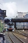 01 501 (Bw Wittenberge) verlässt mit D 163 nach Berlin den Hamburger Hauptbahnhof. Die Fahrzeit von Hamburg Hbf nach Berlin Zoologischer Garten betrug damals mit den Grenzkontrollen satte 368 Minuten. Zum Vergleich: Vor dem Krieg wurde die Strecke in 113 Minuten zurückgelegt, 2024 benötigt der ICE 116 Minuten. (05.1968) <i>Foto: Jochen Lawrenz</i>