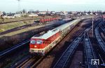Blick von der Kamelbrücke auf die Schweriner 132 228, die mit D 1439 (Hamburg - Rostock) soeben den Lübecker Hauptbahnhof verlassen hat. Dort hatte der Zug Kopf gemacht und wurde von einer DB-Lok auf die Reichsbahnlok umgespannt. (04.1979) <i>Foto: Jochen Lawrenz</i>