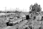 Die Hallenser 119 199 mit P 4550 vor der Elektrifizierung der Halle-Kasseler Eisenbahn bei Erdeborn nahe Röblingen am See in Richtung Lutherstadt Eisleben. (22.05.1989) <i>Foto: Thomas Fischer</i>