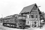 DR 120 295 vom Bw Güsten am Wärterstellwerk "Go" in Gatersleben. Das Stellwerk ging am 09.12.2000 außer Betrieb. Die 120 ging nach ihrer Ausmusterung am 10.11.1994 als Leihgabe an die BSW-Gruppe "Bw Leipzig-Wahren". 2003 wurde sie von der Leipziger Eisenbahnverkehrsgesellschaft (LEG) übernommen und seit 2012 im regulären Einsatz für ein privates Eisenbahnverkehrsunternehmen in Polen. (13.08.1984) <i>Foto: Thomas Fischer</i>