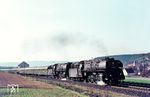 01 0501 und 01 0522 vor dem D 197 (Mönchengladbach [als D 453] – Bebra 14.55/15.28 Uhr – Erfurt – Leipzig) bei Ronshausen. (31.03.1973) <i>Foto: Helmut Dahlhaus</i>