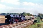 Die Ostbahnhofer 01 1506 vor dem D 924 (Dresden Hbf ab 12.06 Uhr - Berlin Ostbahnhof - Rostock) auf der Steigung aus dem Elbtal bei Gröbern. (20.09.1976) <i>Foto: Helmut Dahlhaus</i>