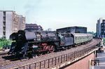 01 0509 fährt vor dem D 1332 (Berlin Friedrichstraße ab 9.38 Uhr – Wittenberge – Hamburg-Altona – Westerland) aus dem Bahnhof Berlin Zoologischer Garten. (04.07.1976) <i>Foto: Helmut Dahlhaus</i>