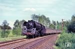 Die Erfurter 01 510 rollt mit dem D 200 (Leipzig – Erfurt [Lokwechsel von 01.5 auf 01.5] – Bebra an 15.04 Uhr - Frankfurt/M) hinter dem Hönebacher Tunnel nach Bebra zu Tal. Rechts steht das einflügelige Blocksignal der Blockstelle "Hönebach Tunnel". (13.05.1967) <i>Foto: Helmut Dahlhaus</i>