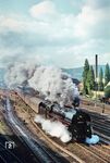 Ausfahrt des E 802 (Sonneberg – Saalfeld ab 10.01 Uhr – Leipzig Hbf) mit 01 0510 in Saalfeld (Saale), aufgenommen von der damals wohl meist besuchten Fotostelle der DDR. Die Straßenbrücke der F 281 hatte wegen der ständig vorhandenen Eisenbahnfotografen bei den Reichsbahnenr den Spitznamen "Affenfelsen". (03.05.1981) <i>Foto: Helmut Dahlhaus</i>