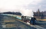01 1512 vor dem D 379 „Istropolitan“ (Berlin Ostbahnhof ab 16.48 Uhr – Dresden Hbf – Bratislava) in Berlin Wuhlheide. Im Hintergrund verläuft die Strecke nach Frankfurt/Oder. (29.03.1975) <i>Foto: Helmut Dahlhaus</i>