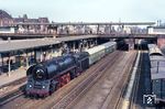 01 1511 rollt mit dem D 370 „Pannonia-Expreß“ (Sofia – Dresden – Berlin Ostbahnhof an 15.47 Uhr) durch Berlin Ostkreuz. (17.04.1976) <i>Foto: Helmut Dahlhaus</i>
