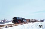 Vor Neustadt (Orla) rollt 01 1511 mit dem P 8015 nach Saalfeld (Saale) vorbei. Im Hintergrund ist die Johanneskirche in Dreitzsch zu sehen. (28.12.1980) <i>Foto: Helmut Dahlhaus</i>