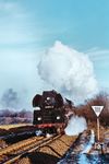 01 1511 mit dem P 8015 (Gera ab 11.54 Uhr) hinter Weida. (28.12.1980) <i>Foto: Helmut Dahlhaus</i>
