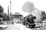 Nach dem Ende der ölgefeuerten 44er des Bw Sangerhausen übernahmen Loks der Baureihe 52.80 den Güterzugdienst. 52 8022 (Bw Sangerhausen) hat mit Dg 57413 im Bahnhof Blankenheim (Kr Sgh) die Steigung aus Sangerhausen fast hinter sich gebracht und wird gleich in den Blankenheimer Tunnel einfahren. Die Kupfererz-Pendelzüge zwischen Niederröblingen und Helbra waren knapp 1000 Tonnen schwere Ganzzüge, die mehrmals täglich über die Blankenheimer Rampe fuhren. Die Baureihe 52.80 war jedoch vor diesen Zügen völlig überfordert und wurde nach einem Jahr wieder abgelöst. (10.07.1982) <i>Foto: Thomas Fischer</i>