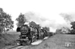 52 8010 und 52 8007 (beide vom Bw Bautzen) mit Nahgüterzug N 64223 auf der Strecke Bautzen - Hoyerswerda bei Quoos. (23.05.1987) <i>Foto: Thomas Fischer</i>