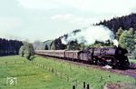Die (noch) kohlegefeuerte Erfurter 01 505 hat den D 199 (Frankfurt/M - Leipzig) in Bebra übernommen und ist vor Hönebach auf dem Weg zur innerdeutschen Grenze. Am Pfingstsamstag 1964 war der Zug gut ausgelastet, sodass am Zugschluss die Bebraer 44 336 als Schiebelok tatkräftig mithelfen musste. (16.05.1964) <i>Foto: Karl-Ernst Maedel</i>