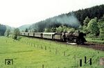 An Feiertags-Wochenenden, wenn es auch im Interzonenverkehr zum Einsatz zusätzlicher Entlastungszüge kam, stellte das Bw Eisenach die Lokomotiven für diese Verkehre. Am Pfingstsonntag 1964 war 41 256 für eine solche Leistung eingeteilt und ist mit einer sehenswerten Zuggarnitur bei Hönebach unterwegs.  (17.05.1964) <i>Foto: Karl-Ernst Maedel</i>
