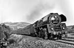 Am ehemaligen Schrankenposten 43 hinter Kahla (Thür) konnte der P 5033 mit 01 0501 vor der Kulisse der Leuchtenburg erneut abgelichtet werden. (08.1978) <i>Foto: Martin Heller</i>