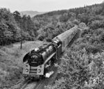 Die Rampe von Jena West nach Großschwabhausen war eigentlich nichts für hochrädrige Maschinen wie die 01.5. Die einzige Reisezugleistung war daher auch der nachmittägliche P 6014 von Göschwitz (Saale) nach Weimar, der aufgrund der Zuglast von ca. 400 t eigentlich planmäßig eine Schiebelok bekam. In der Nähe der ehemaligen Blockstelle Schlettwein war der Zug mit der Saalfelder 01 0501 an diesem Tag jedoch ohne Schubhilfe unterwegs. Ein durchaus riskantes Unternehmen, denn es erforderte einen Kraftschluss an den Treib- und Kuppelachsen der 01.5 von ca. 20%, was man nicht jeden Tag hatte. (07.1978) <i>Foto: Martin Heller</i>